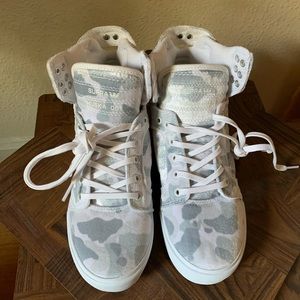 Women’s 8.5 Supra skytop white camo skate shoes